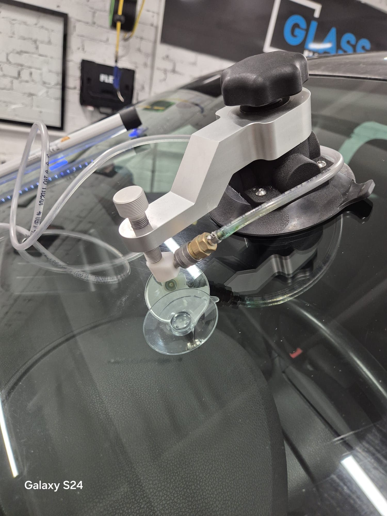 Automašīnas priekšējais stikls ar vakuuma piesūcekni