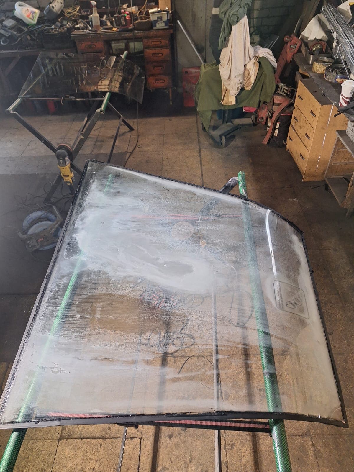 Pirms stikla restaurācijas