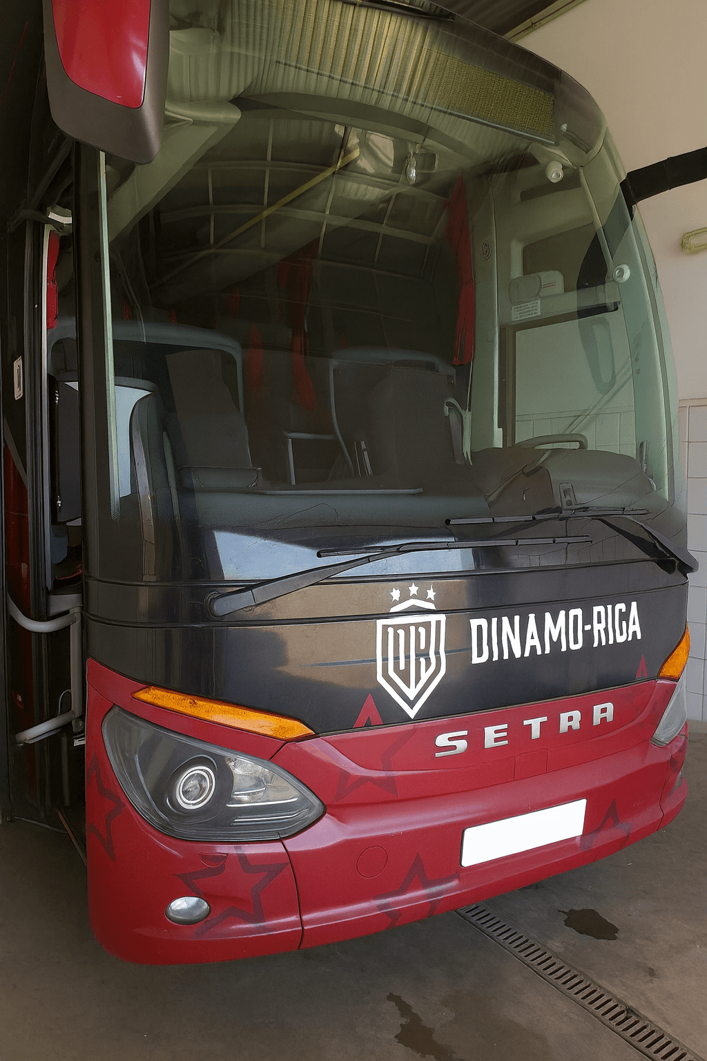 Dinamo Rīga komandas autobuss ar nomainītu priekšējo stiklu
