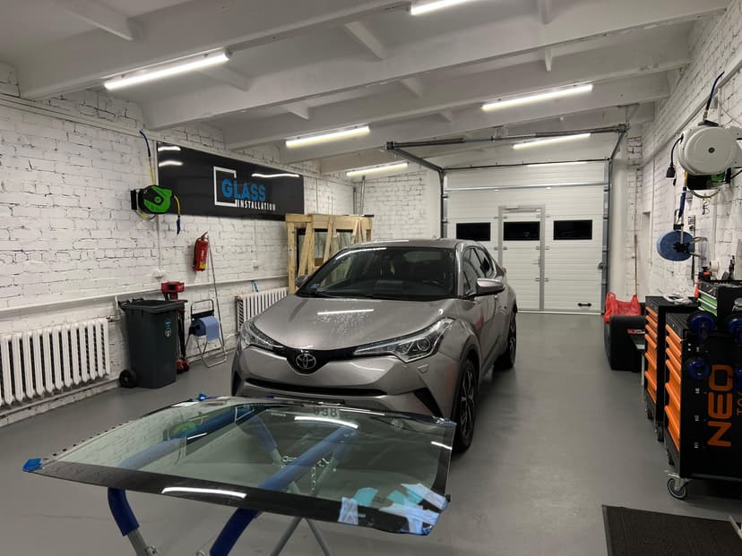 Vieglais auto garāžas telpās