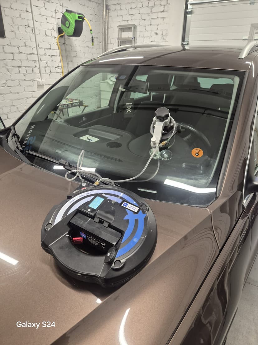 Vakuuma piesūceknis darbībā vējstikla nomaiņai