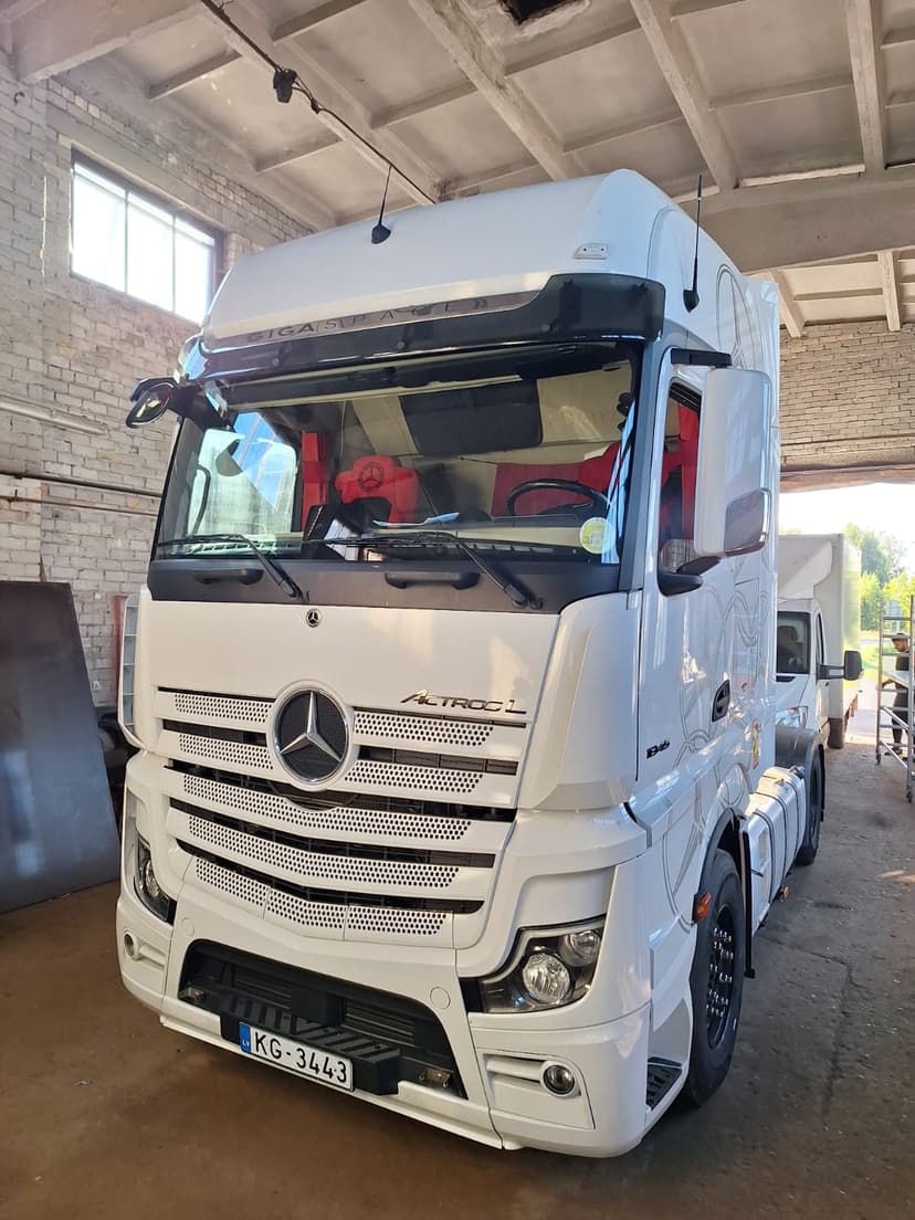 Kravas auto pēc veiksmīgas stiklu paketes nomaiņas angāra telpās