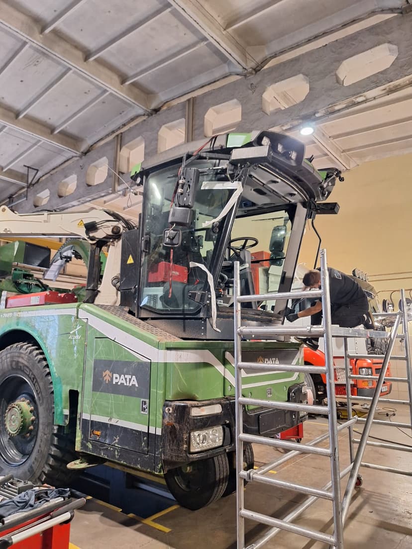 Meža tehnika pēc veiksmīgas stiklu paketes nomaiņas angāra telpās