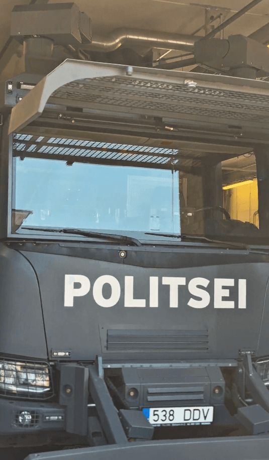 Policijas bruņu transporta bruņu stikla maiņa