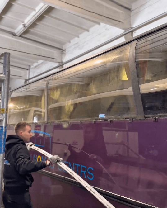 Autobusa sānu logu pakešu restaurācija