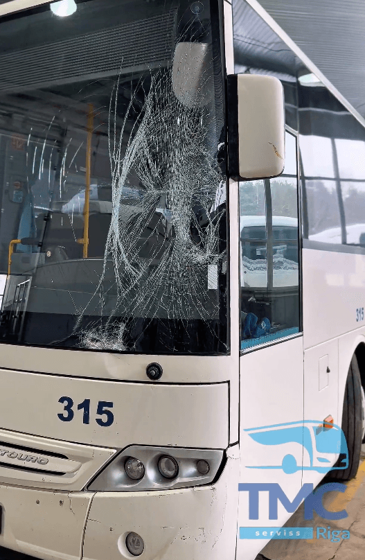Autobusa priekšējā stikla maiņa