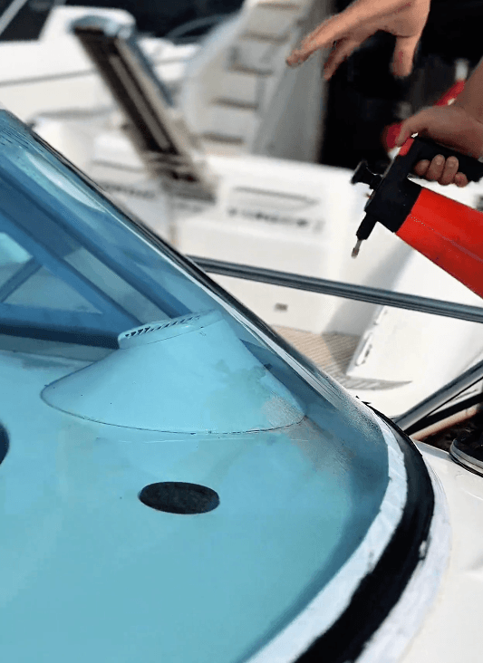 Jahtas stikla nomaiņa