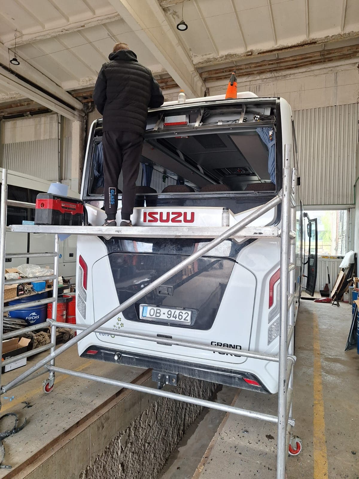 Autobusa aizmugurējā stikla maiņas process